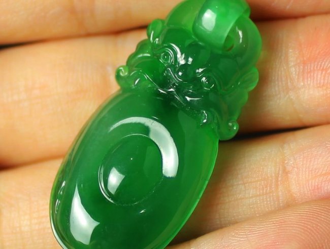 翡翠|学会分辨翡翠饰品的瑕疵，不一样的程度，对价值的影响是不同的