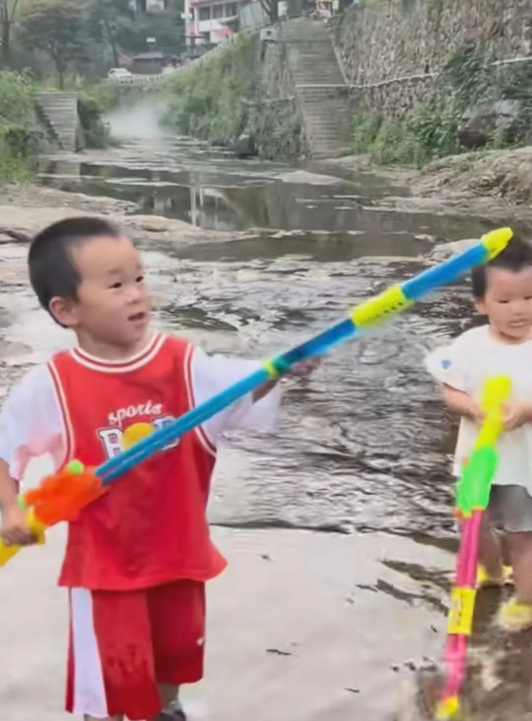 张纪中|著名导演张纪中周末陪妻子孩子游泳,不小心摔倒已经送医