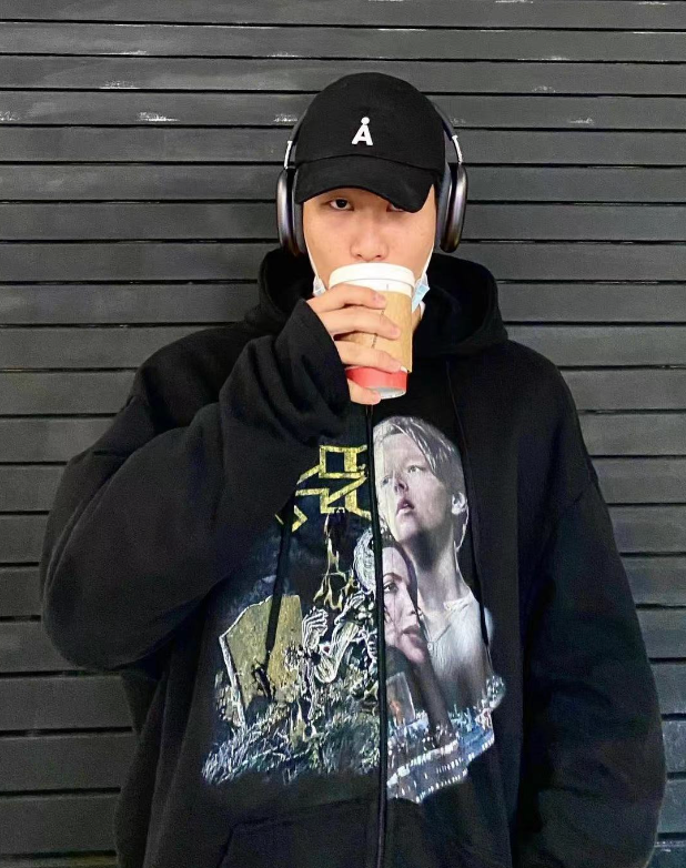 陈坤|陈坤20岁儿子晒近照!眼神锐利长相太像爹,身上一件上衣仅300元