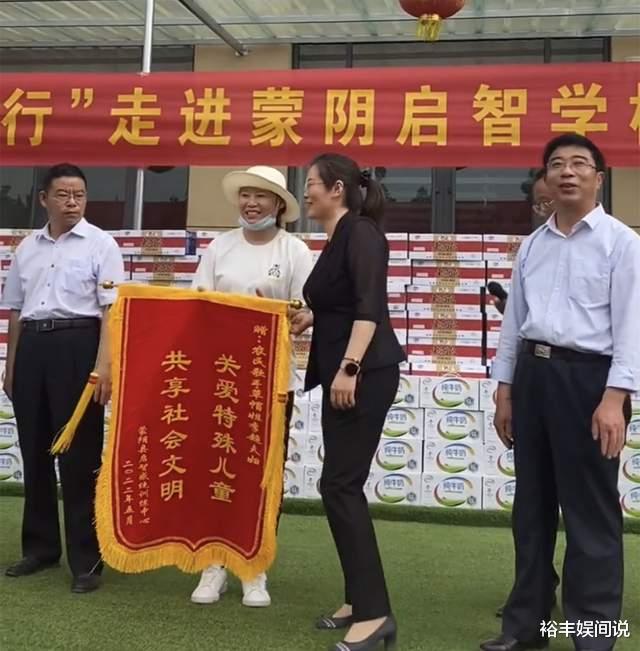 草帽姐过年给亲家送礼太豪横!六条鳄鱼四头猪,还有几十只大公鸡