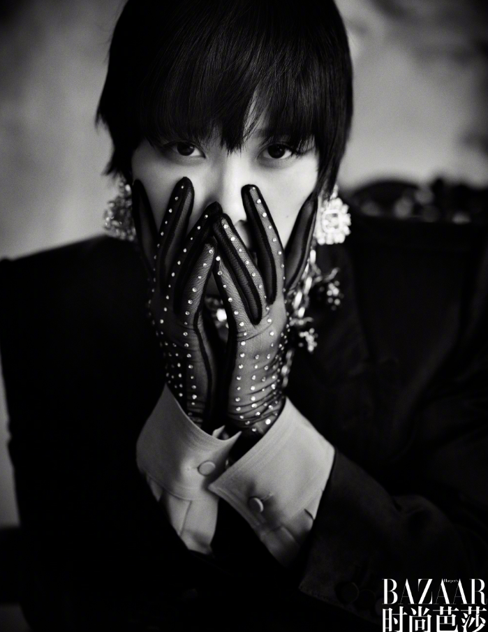 李宇春|李宇春9登《时尚芭莎》封面，复古油画感大片，惊艳独特