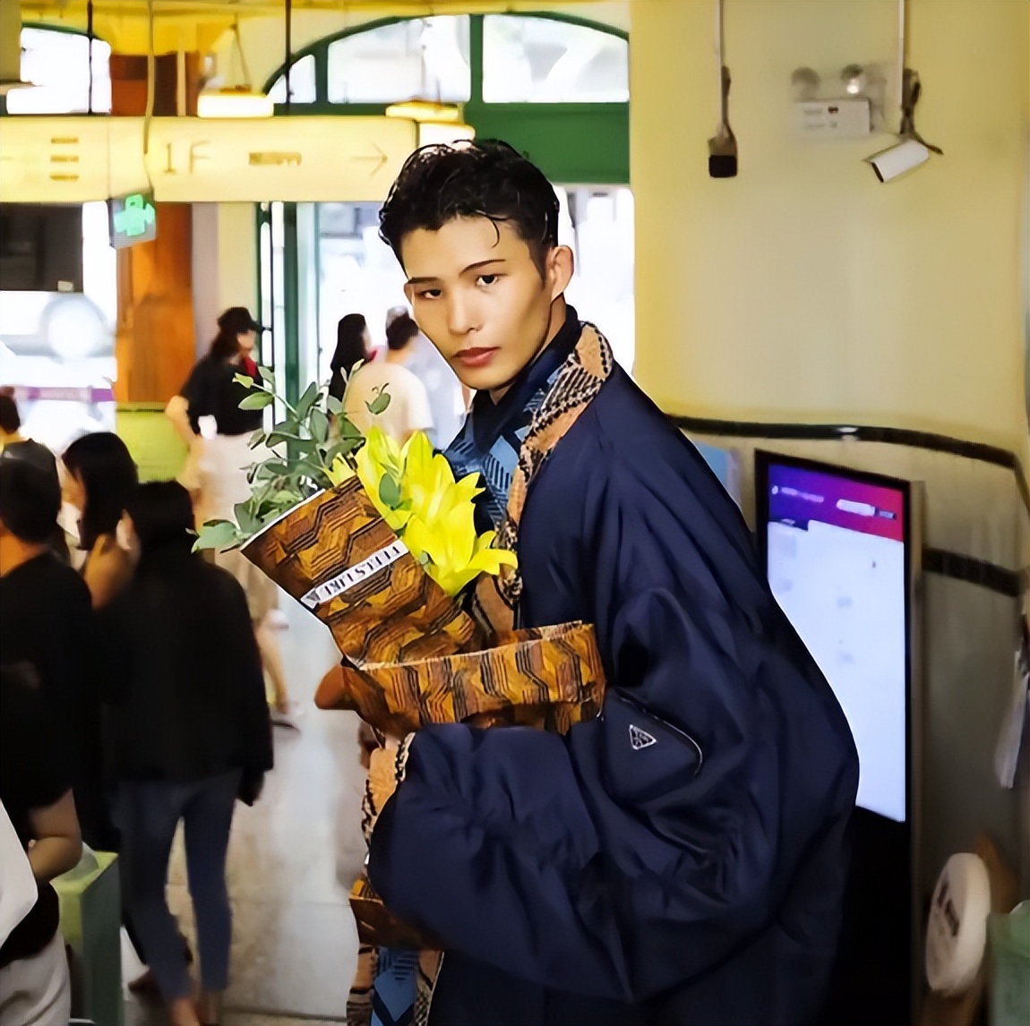 演绎|陆仙人抱大葱菜场走秀气场足！曾说自己和大表姐差一座珠穆朗玛峰