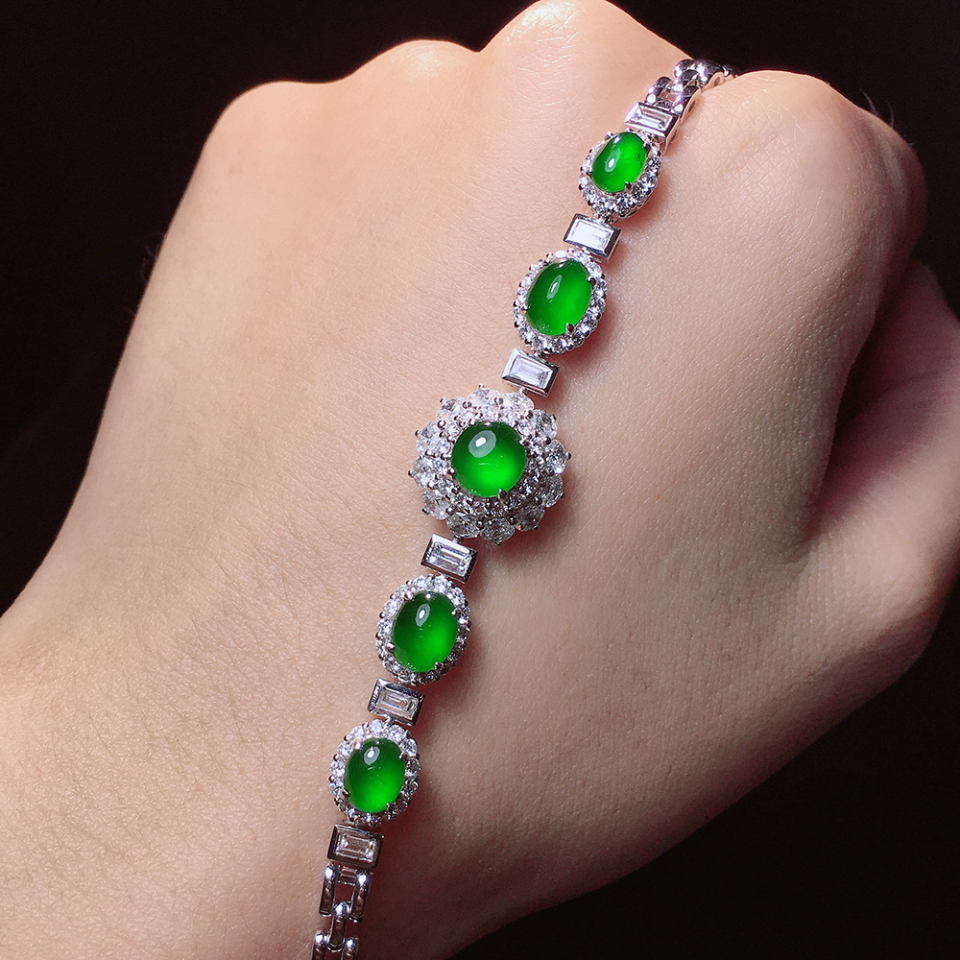 冰种翡翠|在缅甸花6w买的冰种翡翠,经检测竟然是葡萄石!翠友都要气哭了