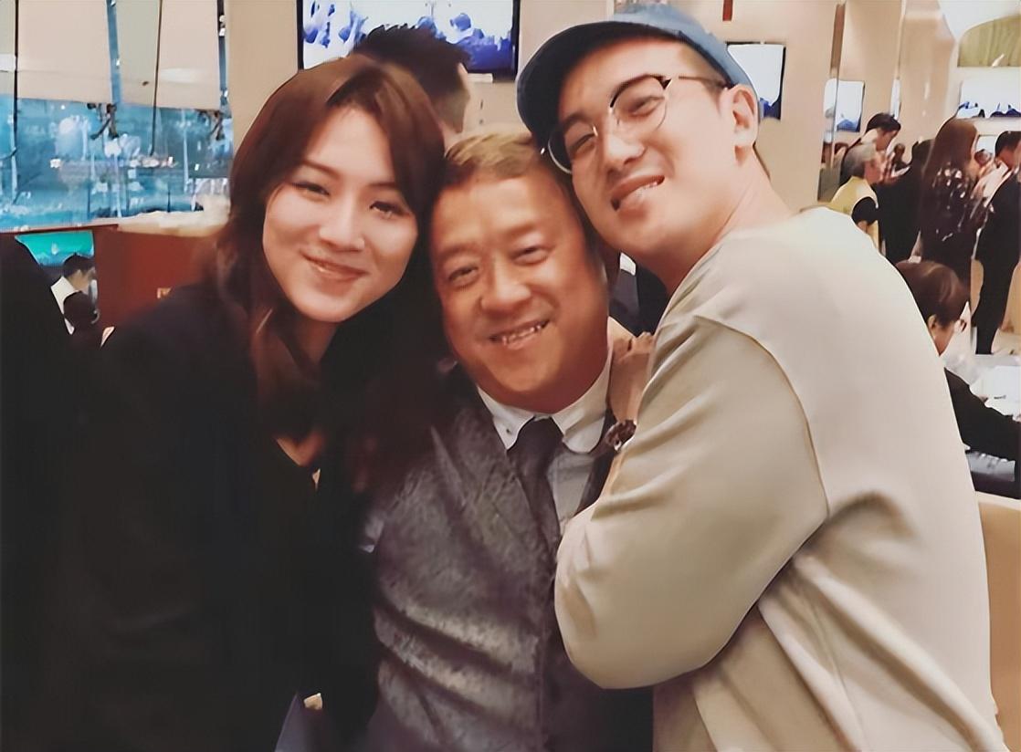 王蓉|曾志伟儿媳晒性感照!露脐装秀凹凸身材,身体柔韧性太强不似30岁