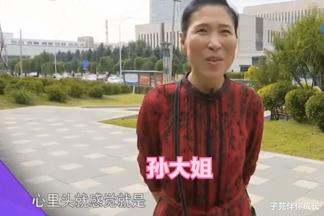 57岁大爷相亲重颜值,走路太快红娘跟不上,看到心仪女子主动牵手