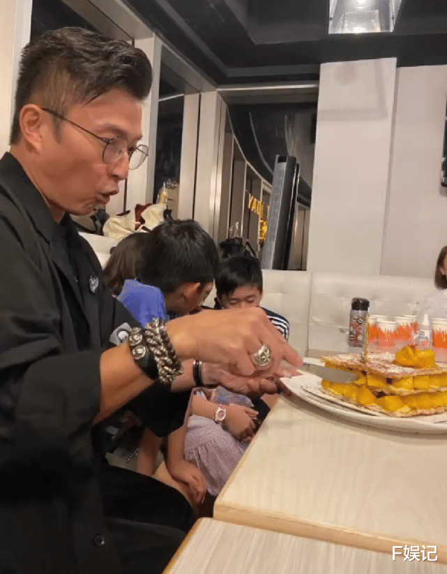 陈山聪|陈山聪46岁生日与袁伟豪夫妇胡定欣等庆祝 粉丝还提前为其庆生