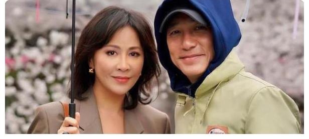 刘嘉玲|刘嘉玲认胡军儿子做干儿子，送康康一套200平别墅，胡军太太气乐了