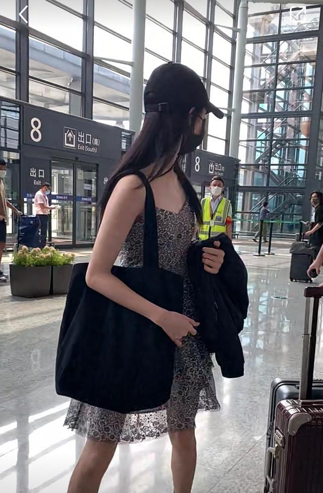 刘浩存|刘浩存现身机场气场强大,被批身材扁平,主动给人让行有礼貌