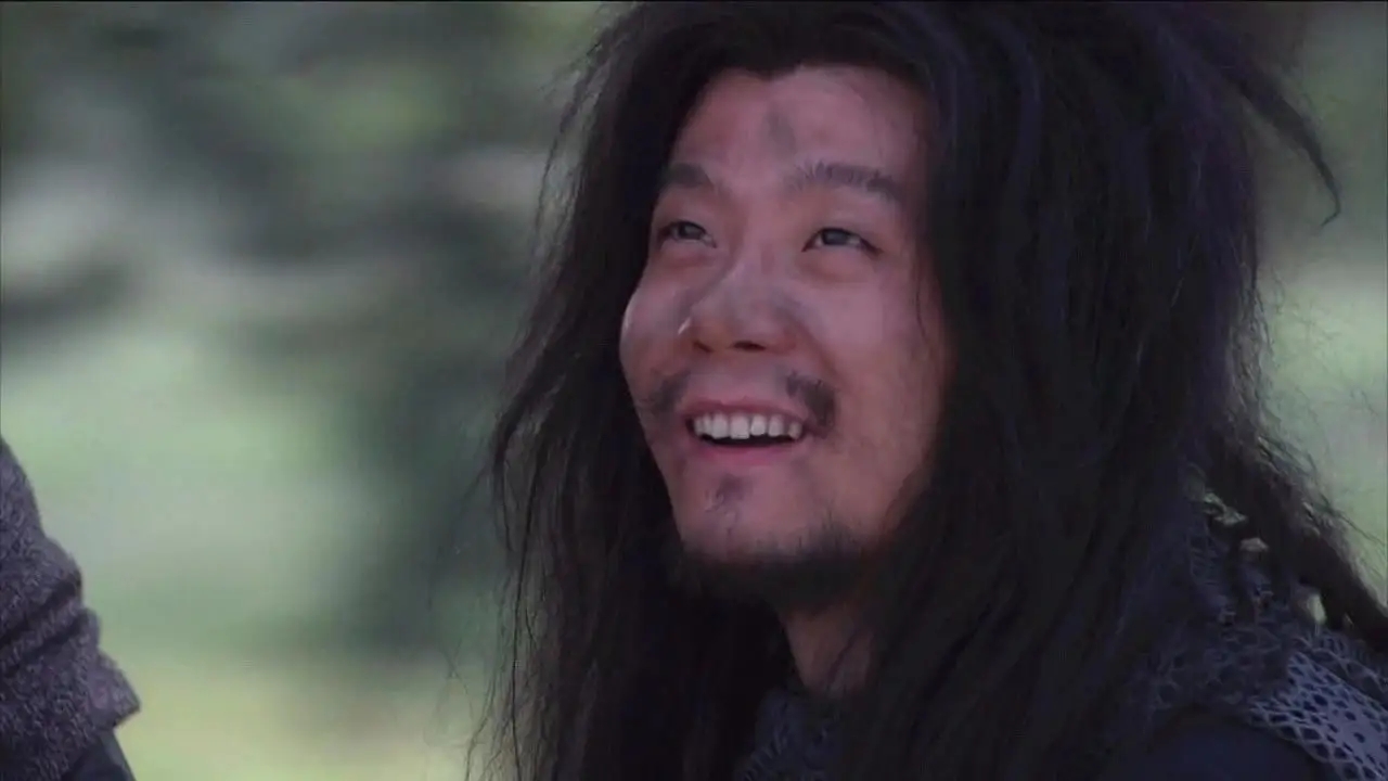 哮天犬|老戏骨“哮天犬”现身机场抽100元香烟，发现被拍藏烟动作亮了