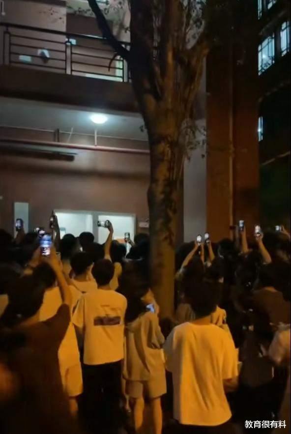 大学生情侣在厕所、教室发生不当关系,意外被人围观,引人深思
