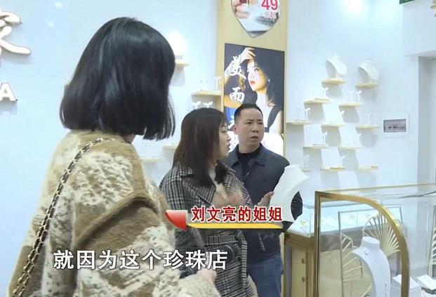 求婚高颜值女友屡遭拒,男子花80万赠珠宝店,女友:可以考虑同居