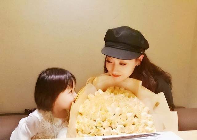 白冰|被称“京城四美”,巅峰时恋爱脑闪婚,今36岁独自带娃成单亲妈妈