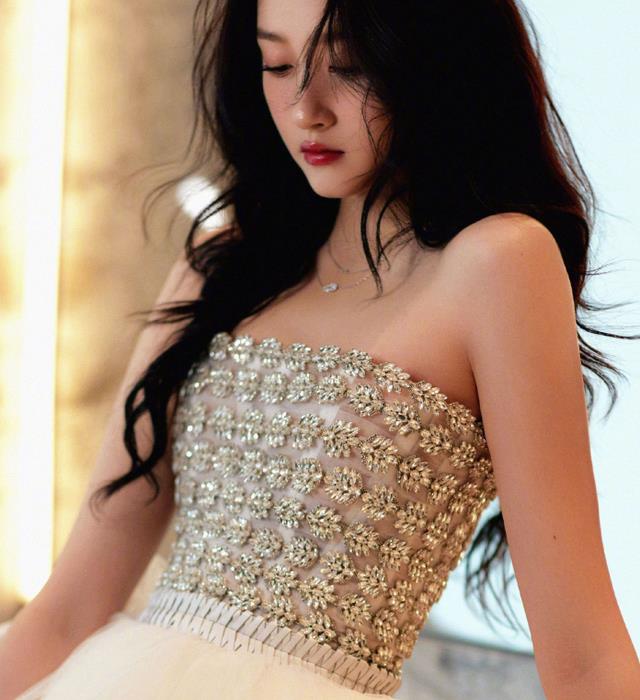 张俪|浙江台818晚会，周深戏腔征服全网，关晓彤甜蜜开嗓，美出新高度