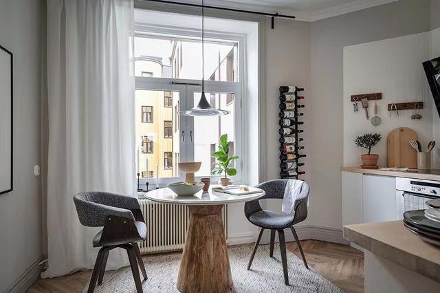 他家69㎡,蓝丝绒沙发很妙,红砖墙很养眼,一个人的时光很精致