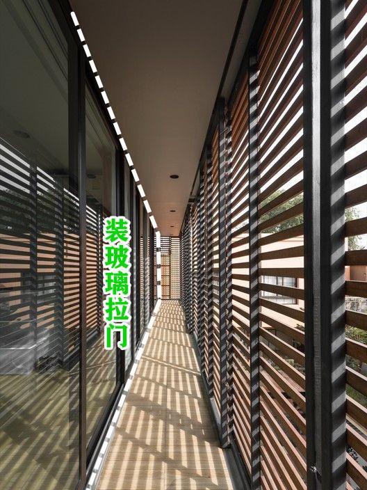 不走寻常路,阳台一半纳入客厅,留一半玻璃围起来,多个露台享乐