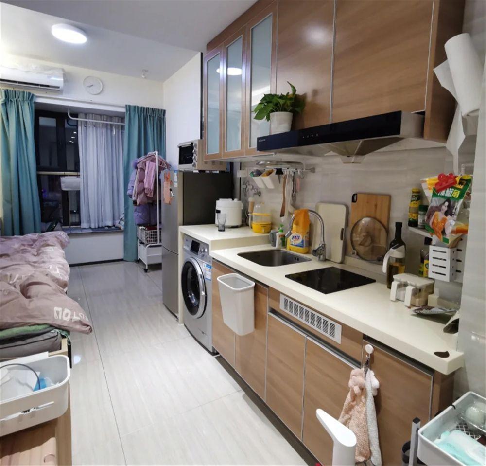 她住进18㎡的蜗居，狭长户型一览无余，一个人住超爽：再小也是家