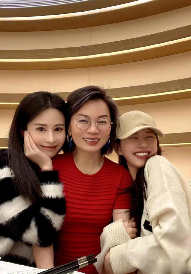 刘诗诗|二月初始，杨幂刘诗诗美女们联手搞事业，胡歌回归家庭结婚生子！