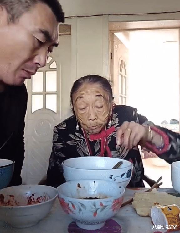 李玉成|85岁马玉琴成“印钞机”？直播收入不菲，早晨却喝粥、吃蘸酱菜