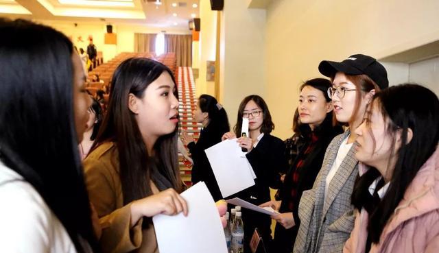 饮食 女大学生发型走红,00后觉得很是潮流,网友调侃:像极了70后大妈