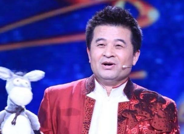 毕福剑|63岁毕福剑近况曝光,身材臃肿老态明显,与美女主持搭档互动频繁