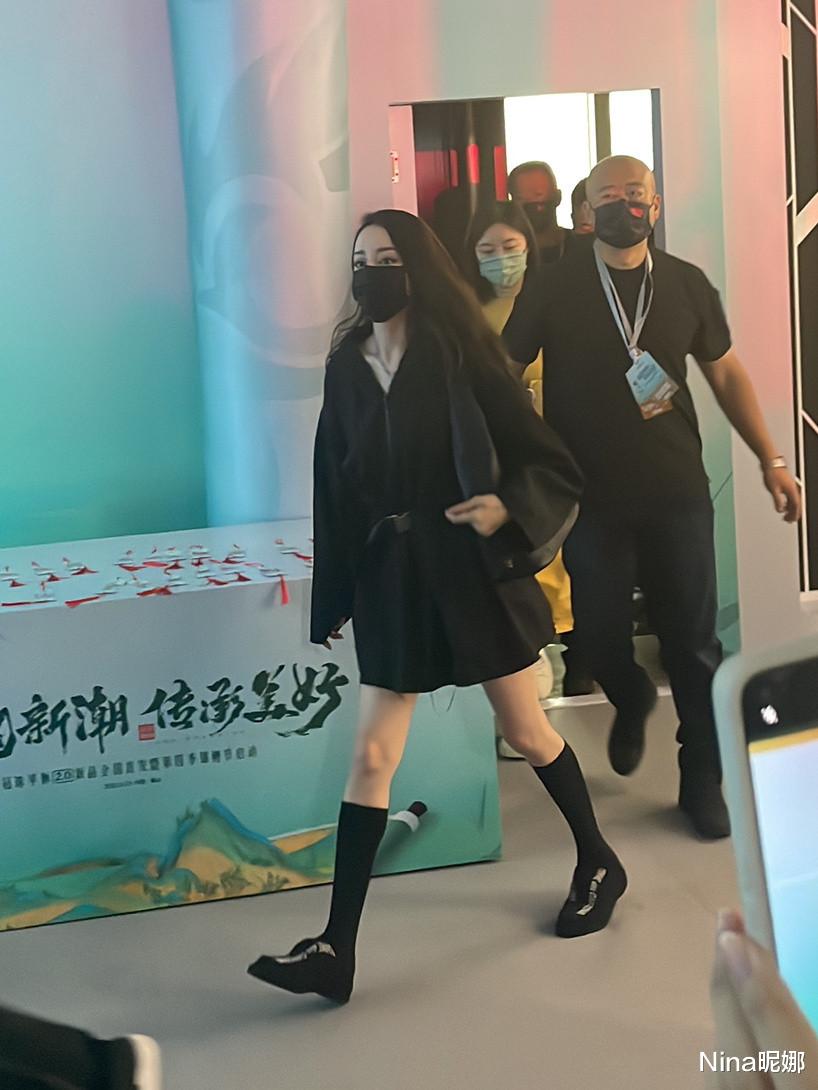 迪丽热巴|迪丽热巴下班显原形,跳舞打招呼太调皮,穿黑短裙配半袜认成杨幂