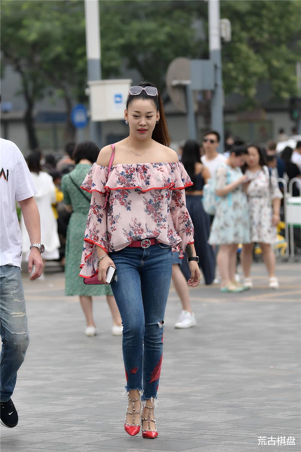 夏季穿着紧身牛仔裤,搭配红色尖头细跟铆钉凉鞋,增高显瘦