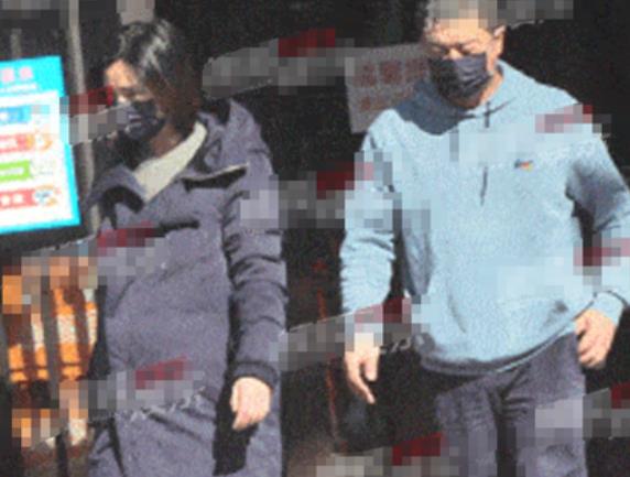 李嫣|李嫣与大16岁后妈逛街!穿吊带炫热辣身材,一旁继母帮忙拎包拿水