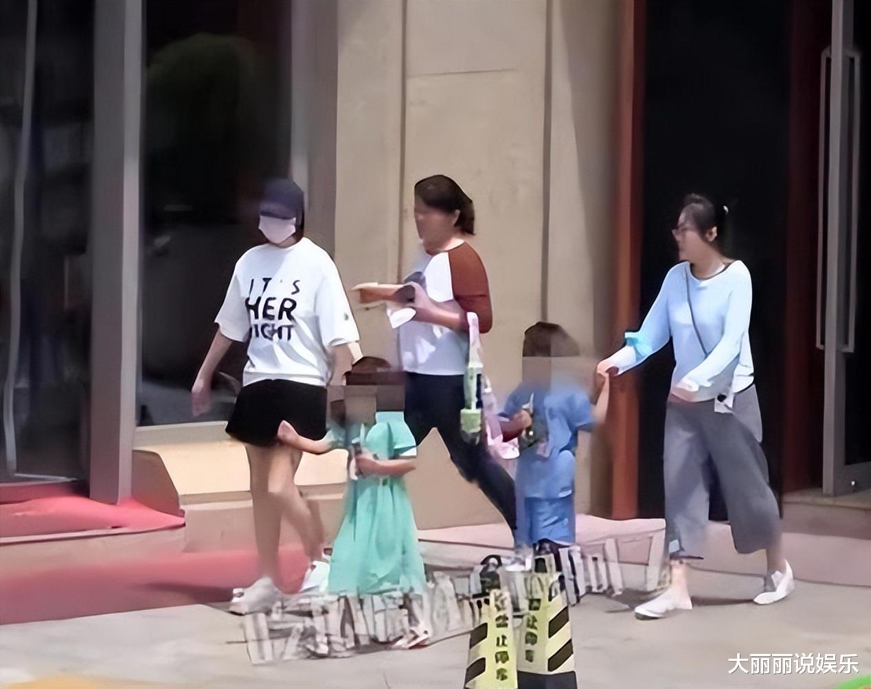 美丽|张雨绮带小帅哥在阳台抽烟！吞云吐雾姿势霸气，男方蹲一旁个头超大