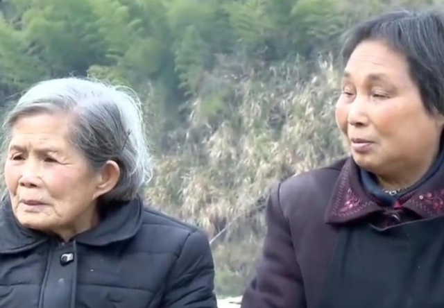 60岁养母向女儿下跪,只为索要天价彩礼,曾想将其嫁给残疾儿子