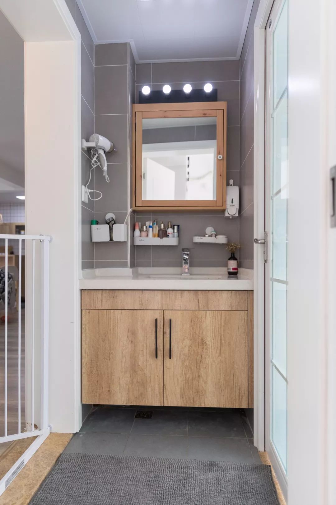 给小户型搭配一个镜柜,迷你卫生间也不担心收纳不够