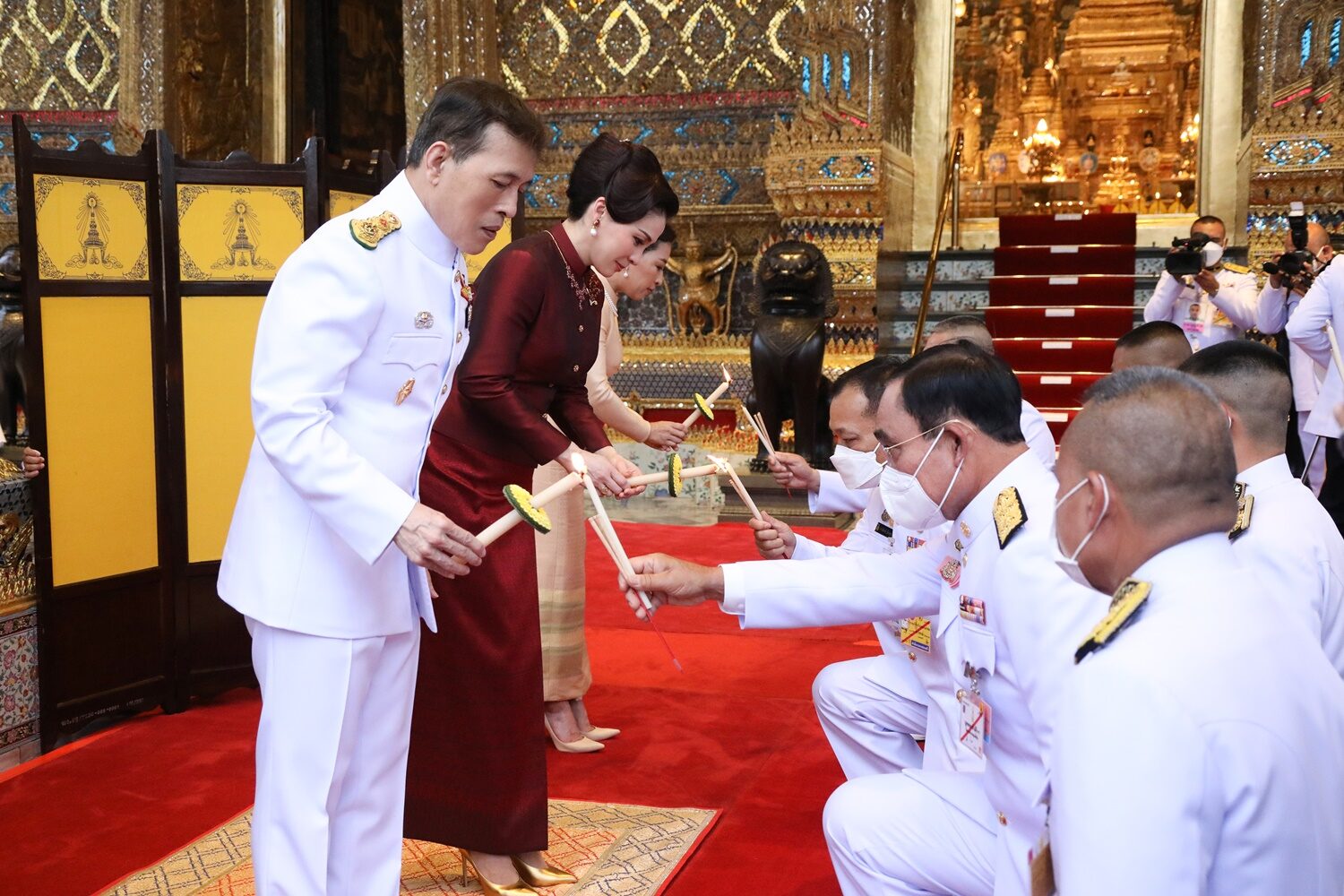 发型 苏提达穿红衣亮相比结婚时候还美！新发型惊艳，大公主都输给王后