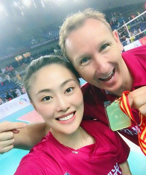 美国队|女排名将：嫁大15岁美国白人，女儿可爱，美国婆婆热情，生活幸福