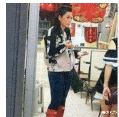 吴京|当初嫌吴京配不上她,转身嫁给富商做阔太,如今落魄到街边卖鱼