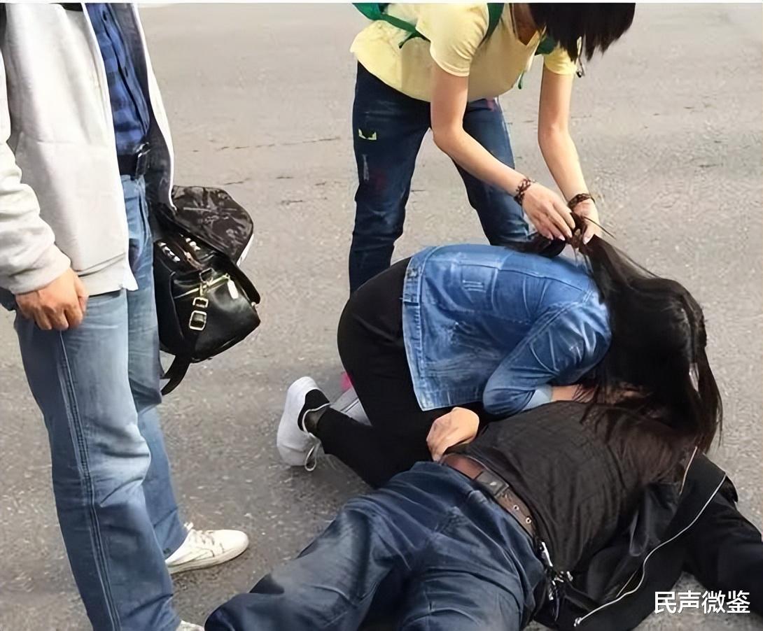 西安最美女孩双膝跪地救人,事后一句:哥我尽力了,令家属泪奔!