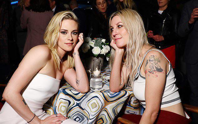 克里斯汀·斯图尔特|30岁“暮光女”闪耀提名派对，穿铅笔裙靠拢优雅，未婚妻深情注视