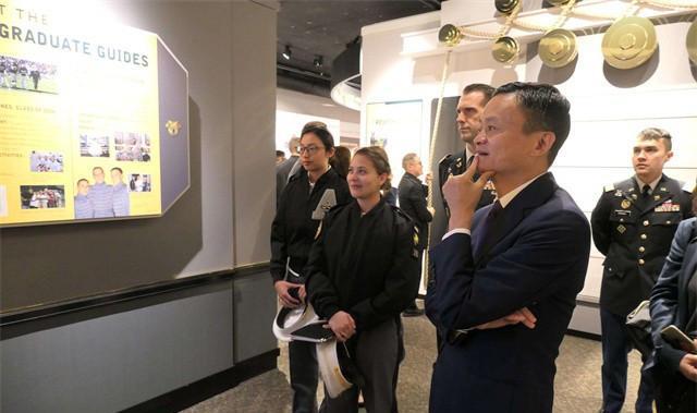 马云|马云赴西点军校演讲,收到一张小纸条问题尖锐,回答令军官鼓掌
