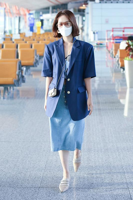 西装 蓝盈莹走机场,深蓝短袖西装配牛仔半身裙很清爽,短发有点大妈样