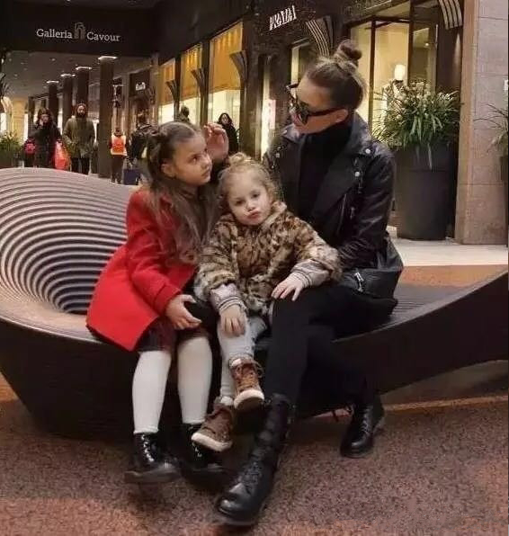 |47岁的她已是两个孙女的奶奶,祖孙合影,比儿媳妇还年轻