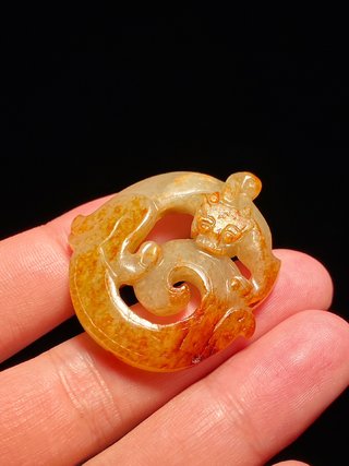 和田玉籽料|清代 和田玉籽料白玉 枣红皮 咬尾龙 玉珮