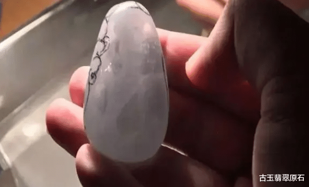 翡翠|看似平平无奇的木那原石,谁曾想去皮之后竟有意外之喜?