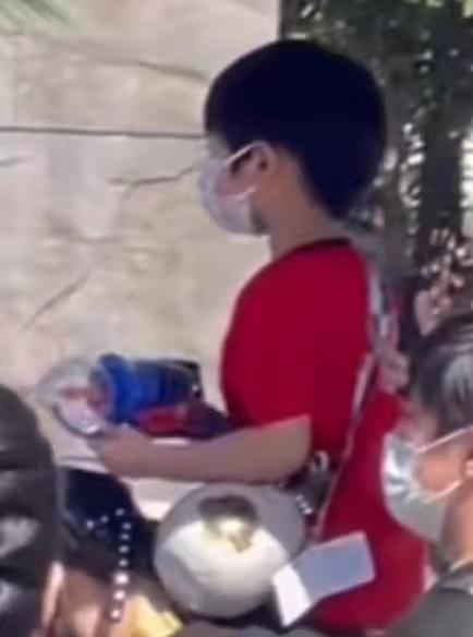黄晓明|黄晓明带娃被偶遇！扛着小海绵逛环球影城，小海绵探头探脑太可爱