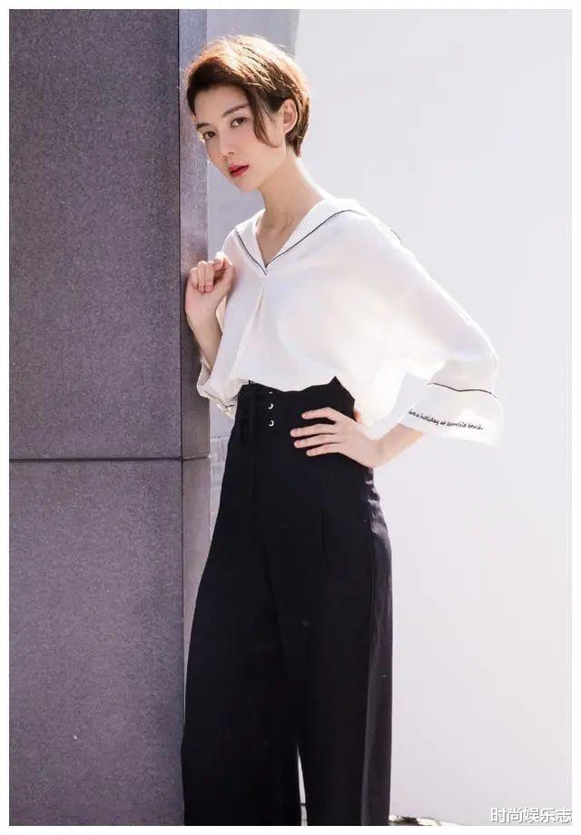 张天爱|车晓白T配黑裤现身机场，卸下了美妆，也仅路人一枚！