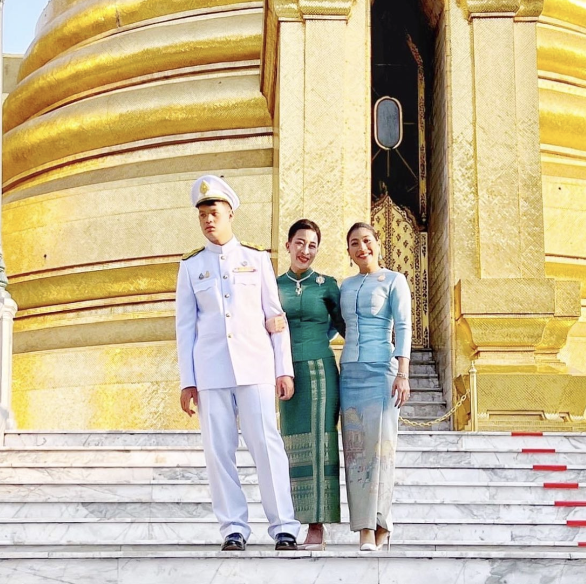 苏提达|泰王的儿子女儿齐亮相！大公主挽着提帮功太有爱，小公主只顾臭美