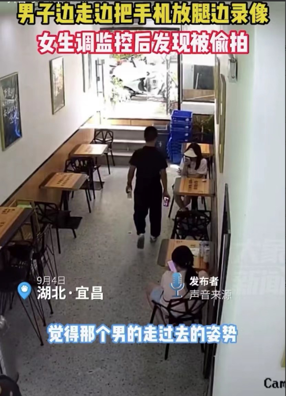 湖北宜昌。一名穿着短裙的女孩在便利店的座椅上休息玩手机
