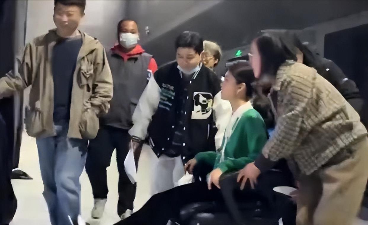 安徽主持马滢突发意外,坐轮椅拄拐杖上节目,众人搀扶行走艰难