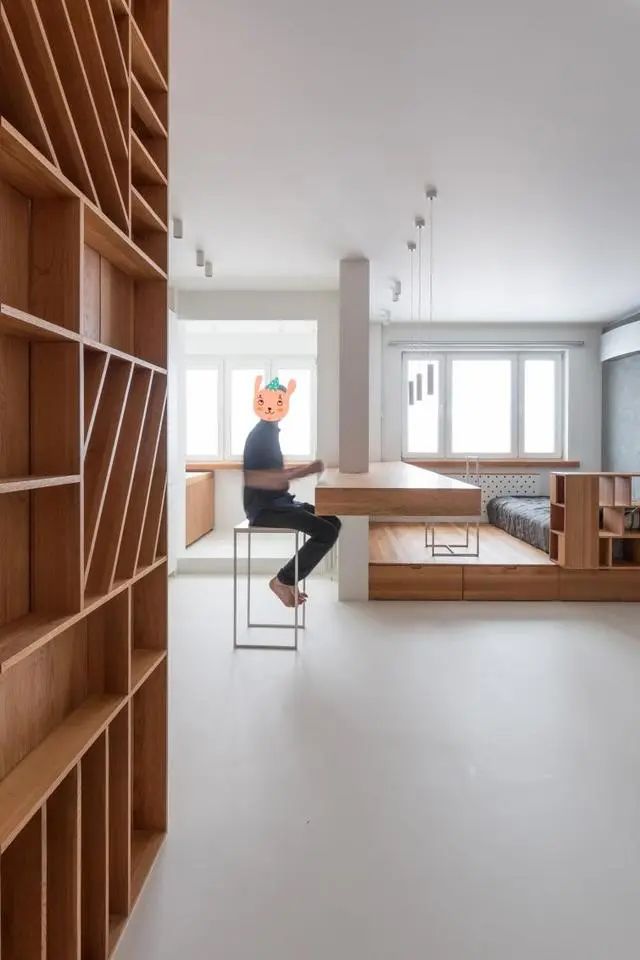 承重墙动不得,换个思路在四周装上一块板,瞬间多了四个功能区!