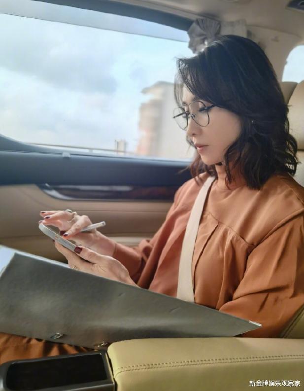 黎姿|51岁黎姿弄伤膝盖后摆脱轮椅，努力复健动作缓慢，身形瘦削惹人怜