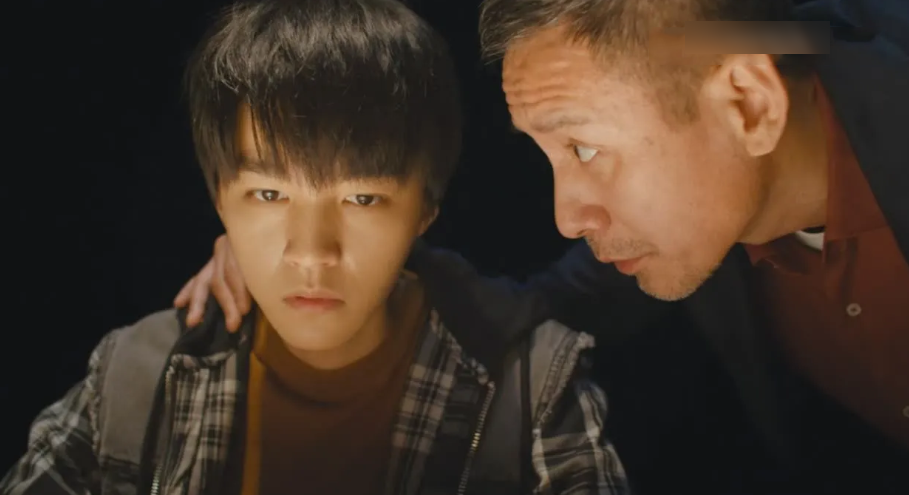 王俊凯|王俊凯新剧表情僵硬，连张译都带不动，被易烊千玺甩开一条街