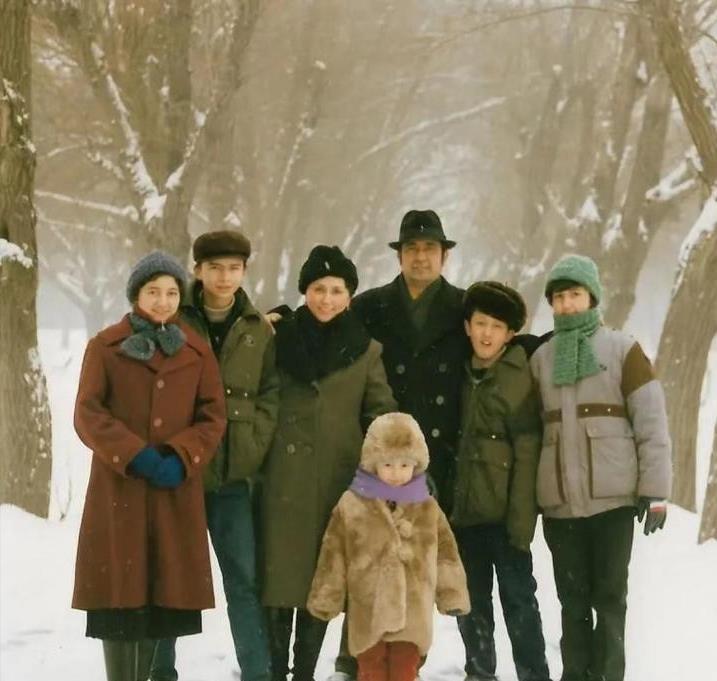 尼格买提|央视主持人尼格买提30岁结婚, 婚后9年无儿无女, 成父母最大遗憾