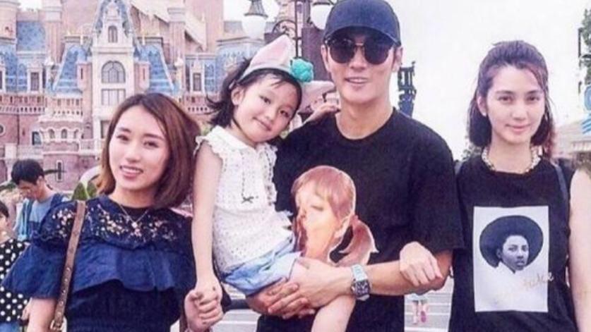 张丹峰|懒理张丹峰再出轨传闻，洪欣儿子喜迎圣诞，22岁帅气像生父莫少聪